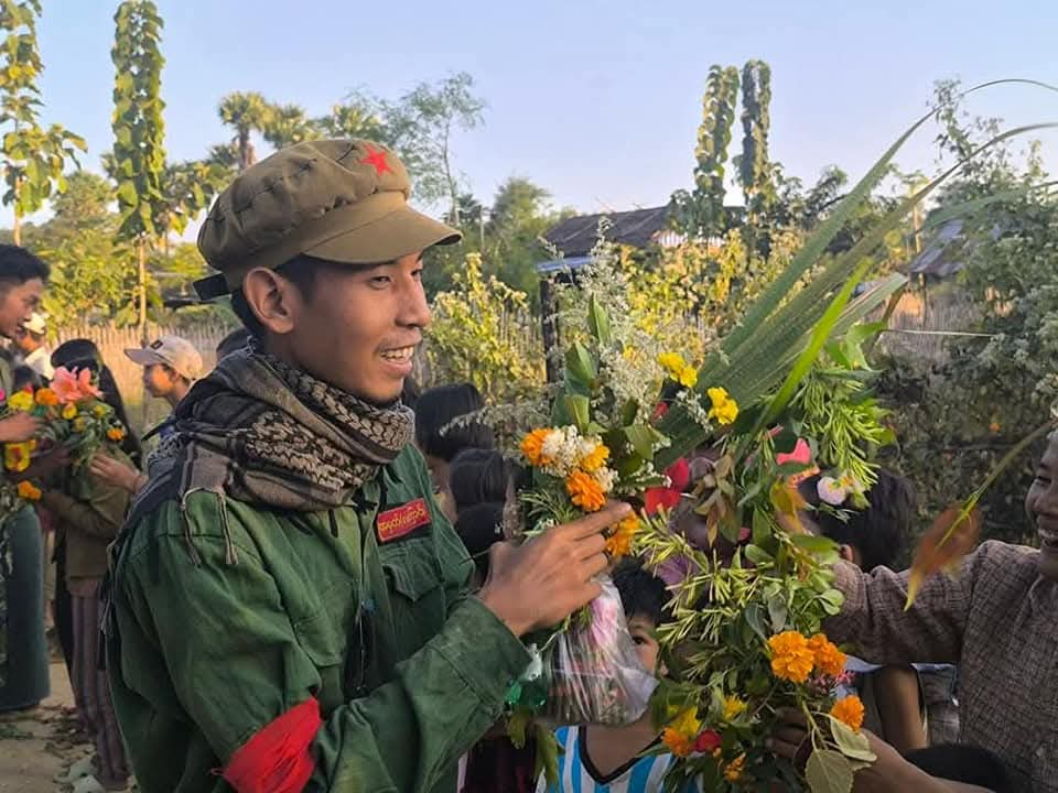 အောင်ပွဲရ အမှတ် ၈ စစ်ကြောင်းက တိုက်ပွဲ၀င်ရဲဘော်တွေကို ပြည်သူလူထုက ဂုဏ်ပြုကြိုဆို