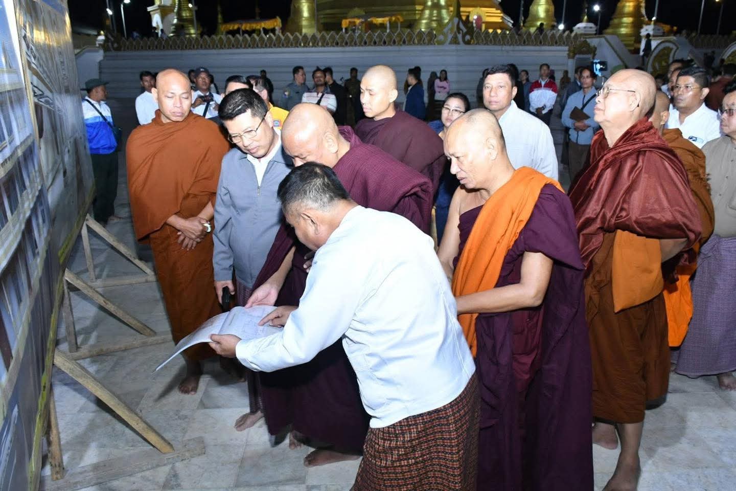 ဧရာဝတီ ဝန်ကြီးချုပ်နှင့် တိုင်းရဲချုပ်တို့ မော်တင်ဘုရားတွင် ယတြာချေနေ