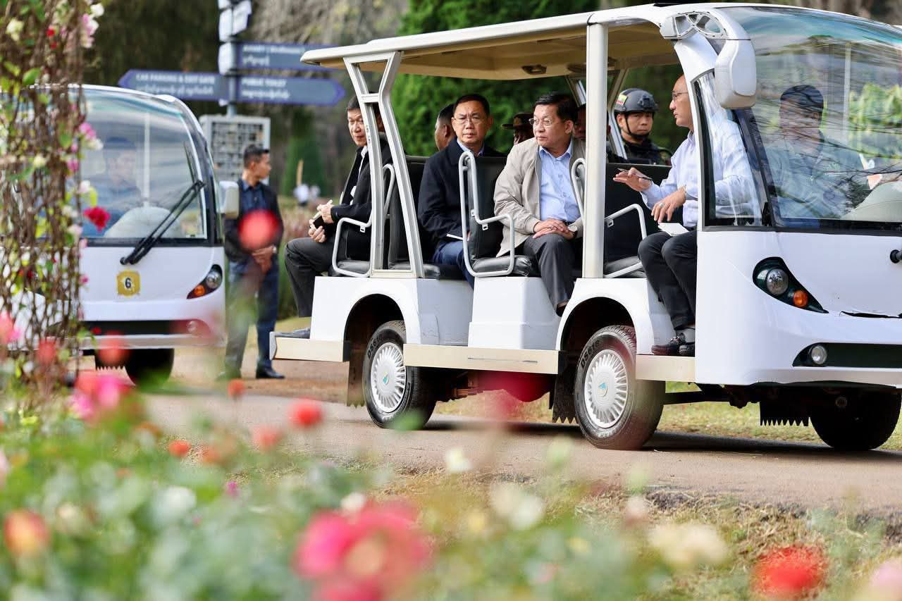 ပြည်သူများကို စစ်တပ်က  အဝတ်ပါချွတ်ခိုင်း၍ စစ်ဆေးနေ