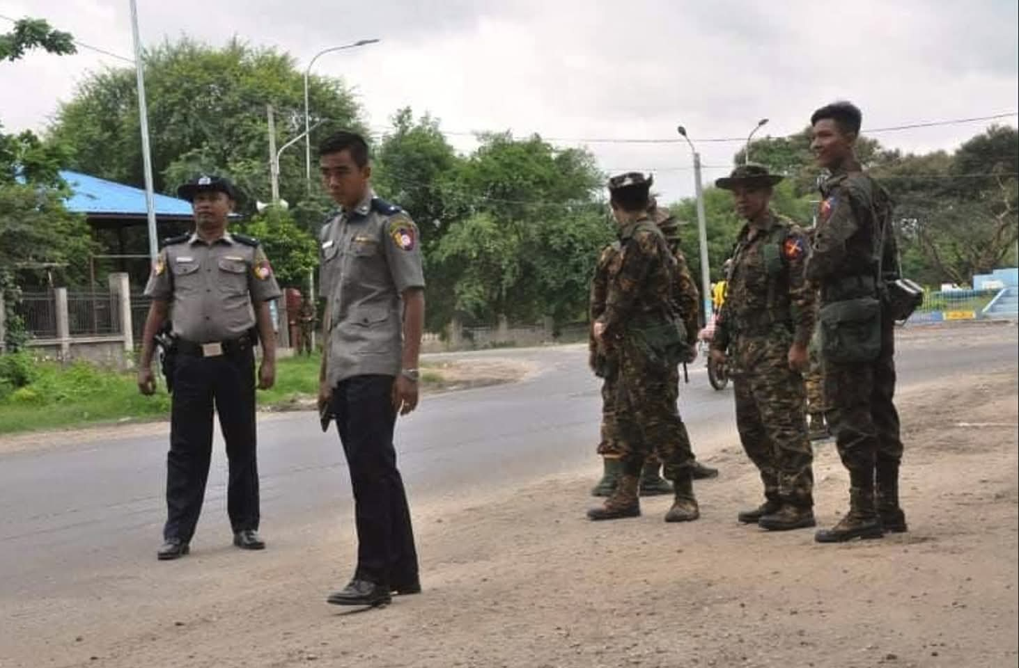 ပေါ်တာဆွဲ ဖမ်းဆီးနေ၊  လူငယ်များထွက်ပြေးသွား၍ ရွာလုံးကျွတ် ပြည်သူများကို  ဖမ်းဆီးထား