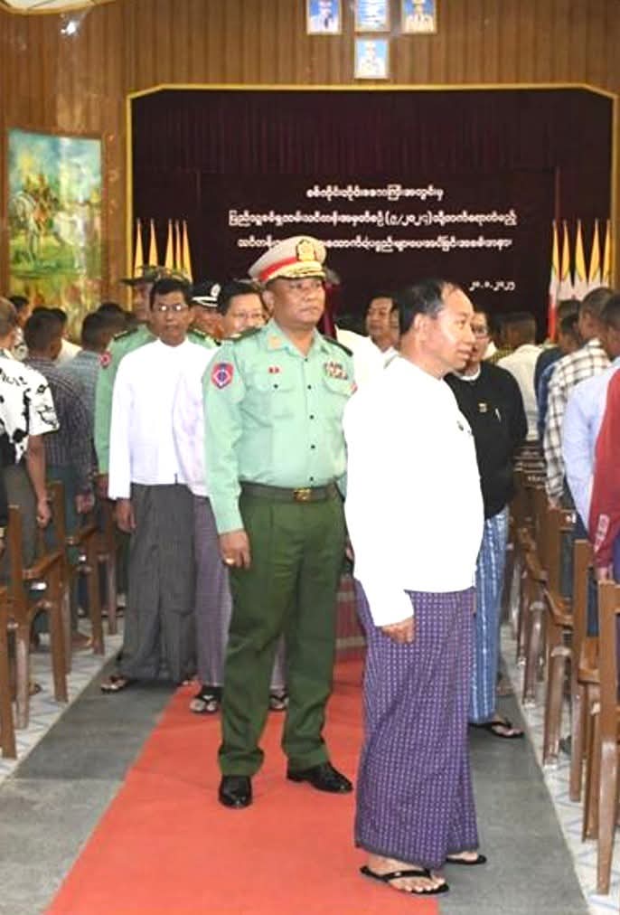 ဗိုလ်မှူးချုပ် မျိုးမင်းထွေး လိုက်ပါလာသည့် ကားတန်း မိုင်းဆွဲ တိုက်ခိုက်ခံရ