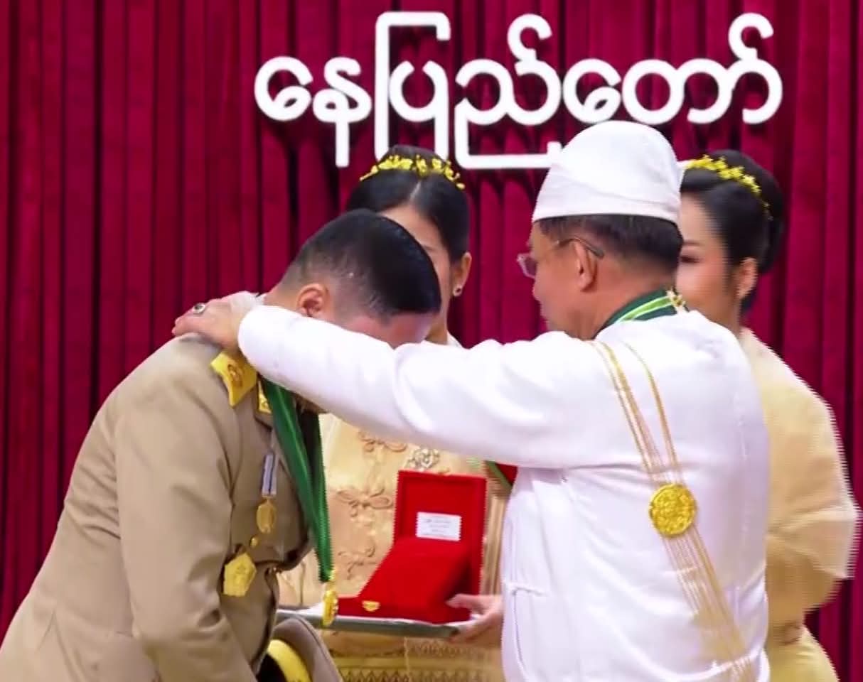 မဲစာရင်းမှားယွင်းသည်ဟု အပြစ်ရှာ လိမ်လည်ပေးခဲ့သူ ဗိုလ်မှူးချုပ် မြတ်မင်းဦးကို မင်းအောင်လှိုင်က ပထမအဆင့် နည်းပညာထူးချွန်ဆု ပေးအပ်