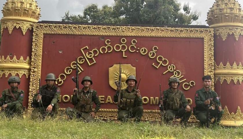 လားရှိူးမြို့ပေါ်မှာ စစ်တပ်က သေနတ်ဆက်တိုက်ပစ်ခတ် (ရုပ်သံ)