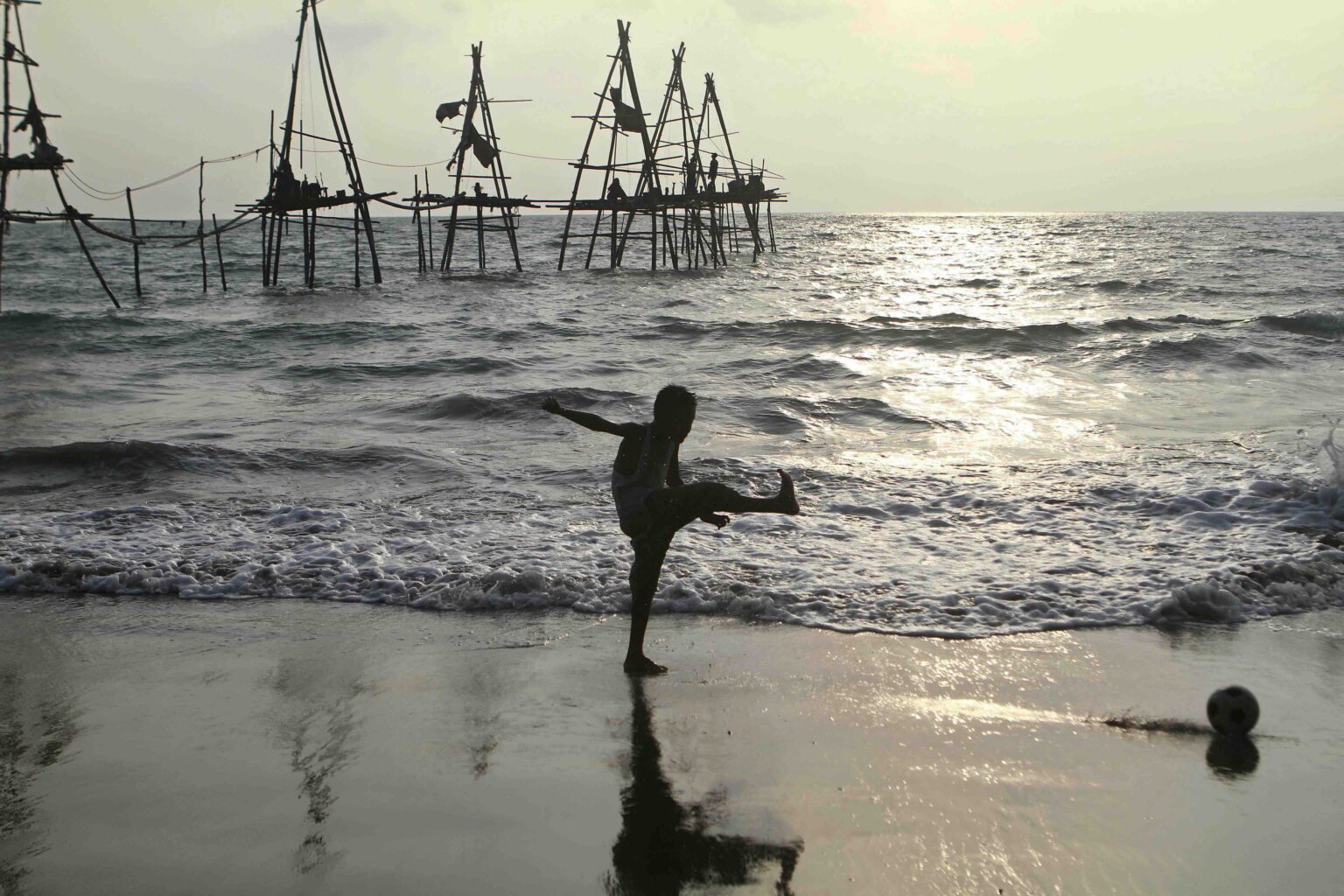 မင်းအောင်လှိုင်နှင့် ရှီကျင့်ဖျင်ကို ပြိုင်တူစိန်ခေါ်လိုက်သော AA ၏ ကျောက်ဖြူထိုးစစ်