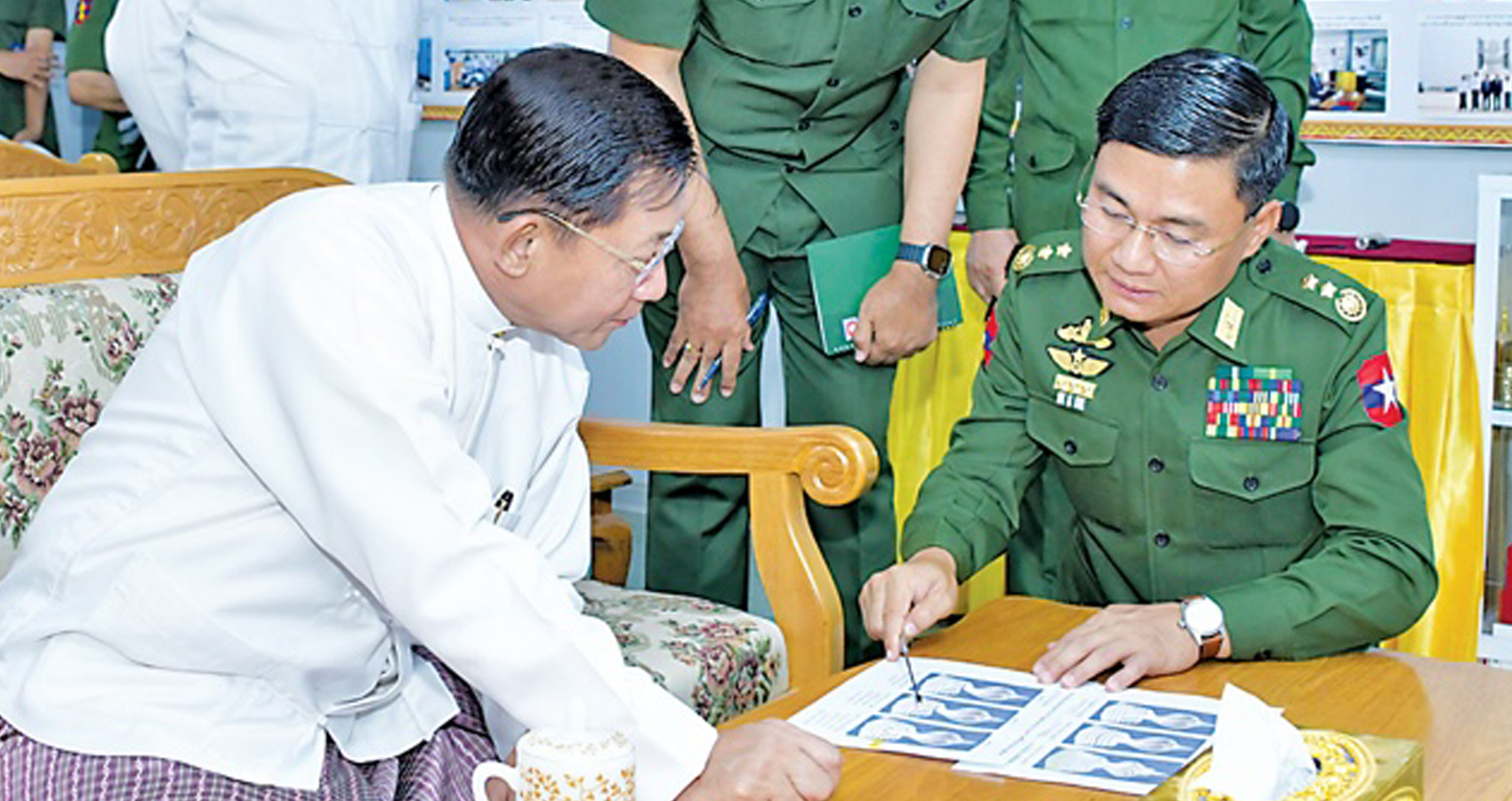 တပ်ချုပ်လောင်း ကျော်စွာလင်းနှင့် စစ်ရေးဆိုင်ရာကွပ်ကဲမှု ဖရိုဖရဲများ