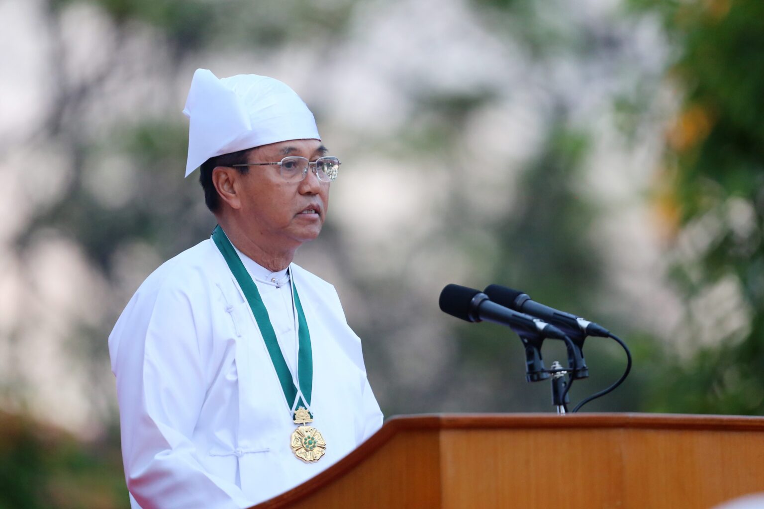 သန်းရွှေနှင့် မင်းအောင်လှိုင်တို့ ၏ ရုပ်သေး သို့မဟုတ် ဗိုလ်ချုပ်ကြီးဟောင်း၊ ယာယီသမ္မတ  မြင့်ဆွေ