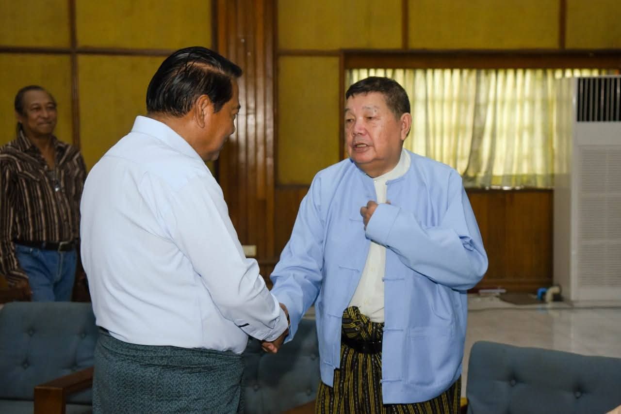 ဘောမပြနေတဲ့ အဖြူရောင် အနုပညာရှင်တွေကတော့ အဆင်သင့်သာ ပြင်ထားကြ