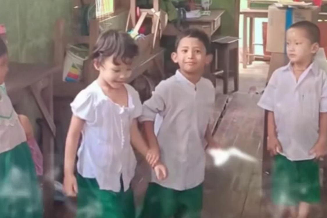 ကျောင်းမှာ ကလေးတွေငယ်ကို စုံတွဲချိတ်ခိုင်းတဲ့ဆရာမ