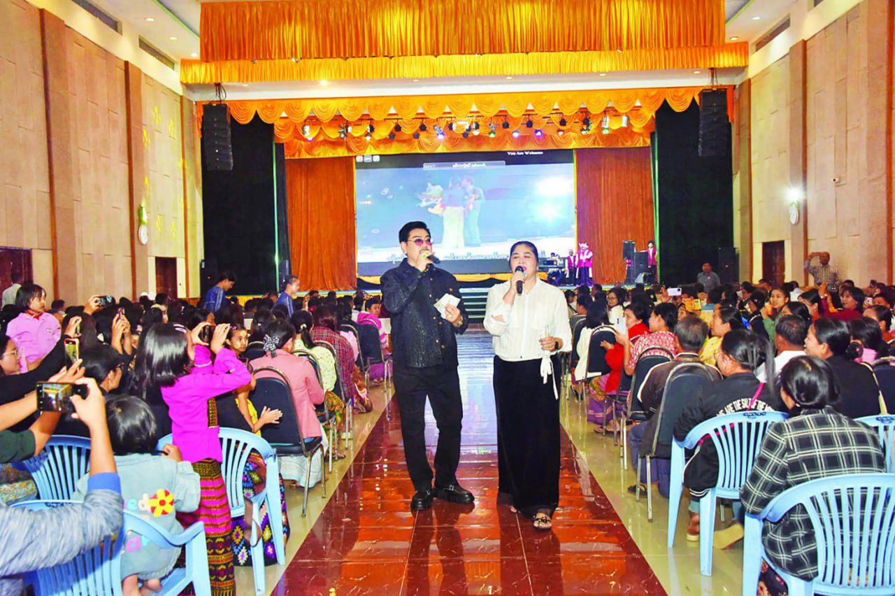 လွိုင်ကော်၌ စစ်တပ် ထောက်ခံသည့် ရန်အောင်နှင့် စိုးမြတ်သူဇာ အပါအဝင် အနုပညာရှင်များ သီချင်းလာဆို