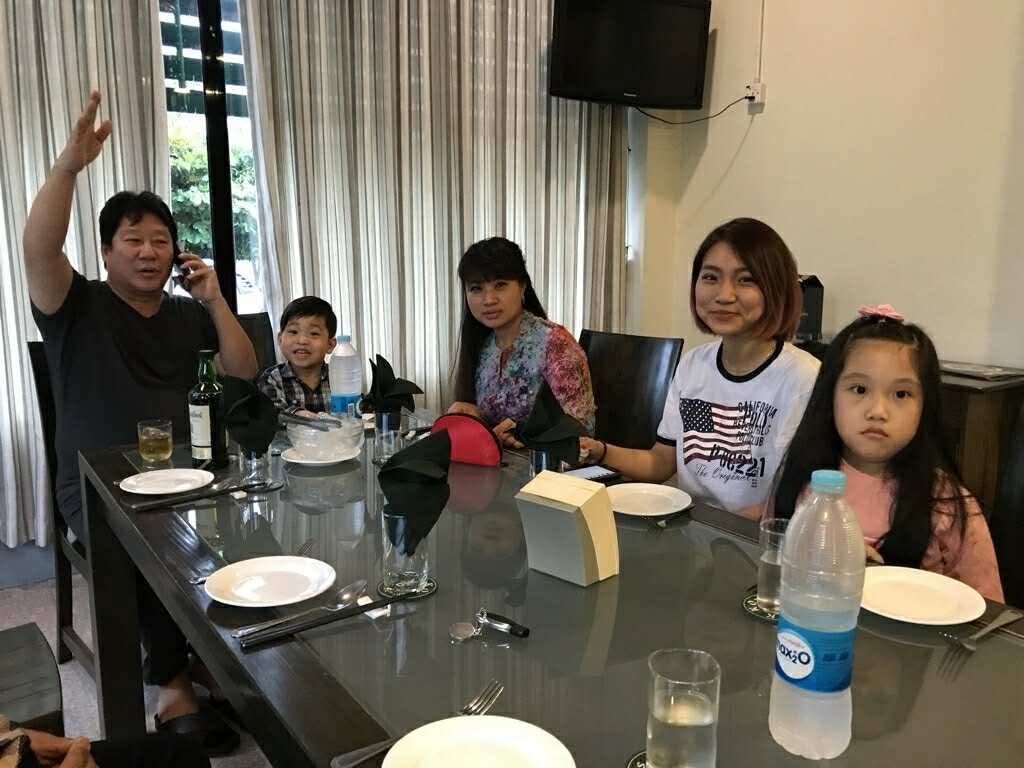 ဂျူလီယာဆက်ရဲ့ အမေကတော့ သမီးဖြစ်သူအတွက် လူရှေ့ထွက်ပြီး ရှင်းလာခဲ့ပြီ