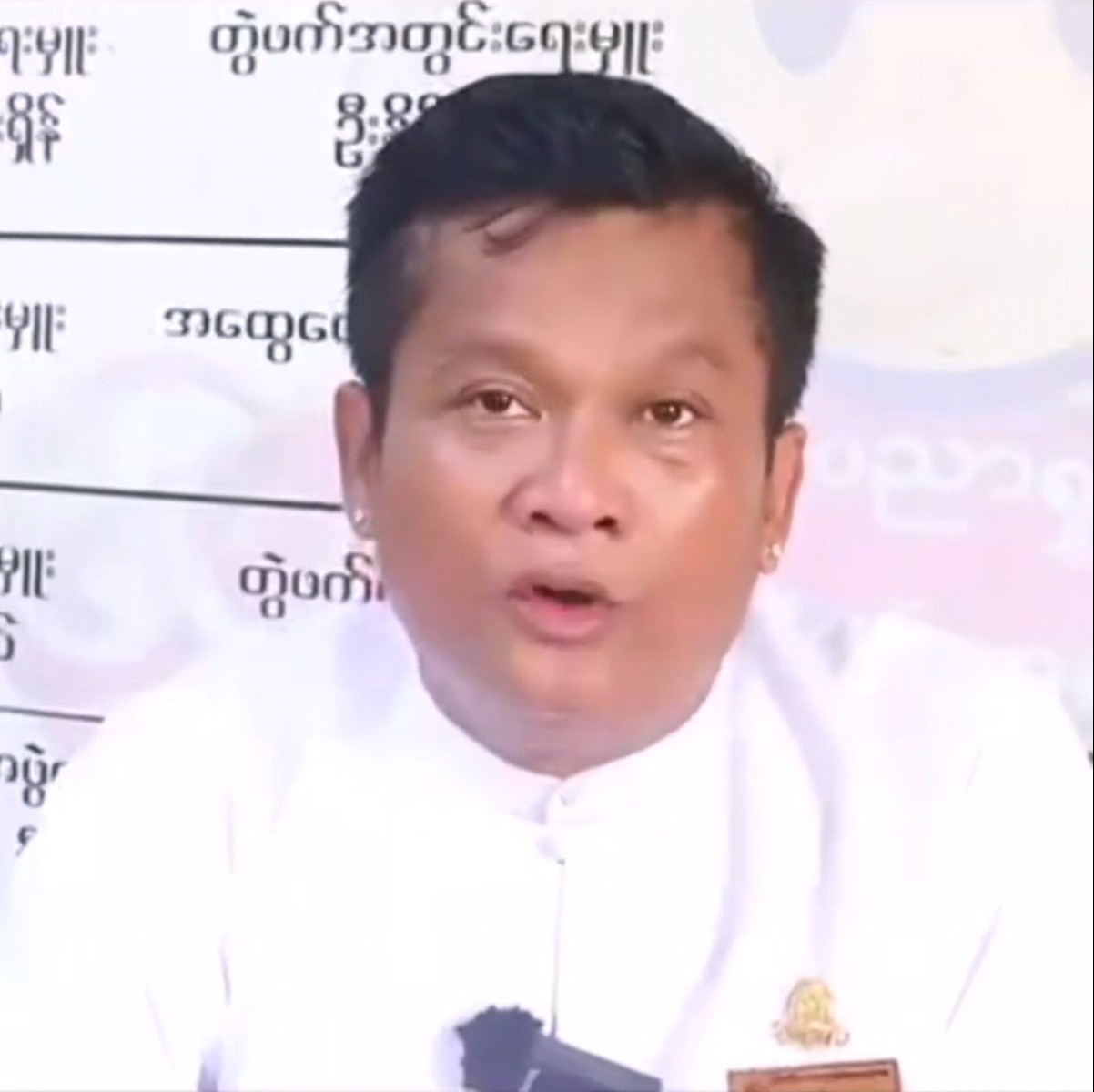 ပွဲငှားနဲ့ ရုပ်ရှင်ရိုက်ဖို့ ဘယ်သူမှ မခေါ်ကြတဲ့အတွက် ထိုင်စောင့်နေရတယ်ဆိုတဲ့ လူရွှင်တော် ဒိန်းဒေါင်ငြီးတွား