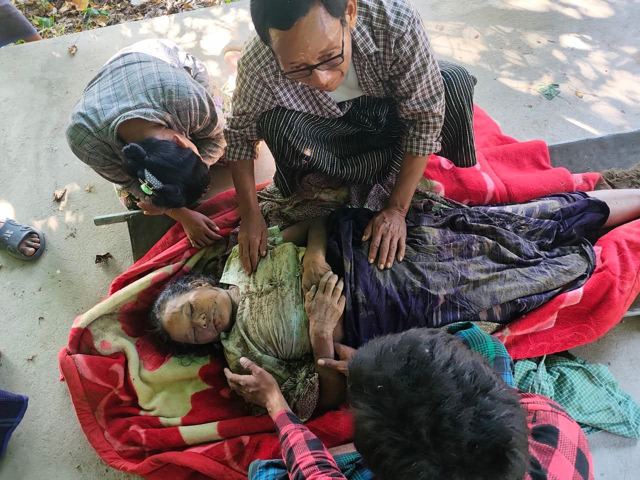 ဝက်လက်မြို့နယ်တွင် အတက်ရောဂါ ခံစားနေရသည့် စစ်သား ၁ ဦးကို ပရိတ် ရေ ဖြန်းပေးသည့် အသက် ၆၀ နှစ်အရွယ် ဒေါ်ဆန်းလွင်ကို စစ်တပ်က ပစ်သတ်