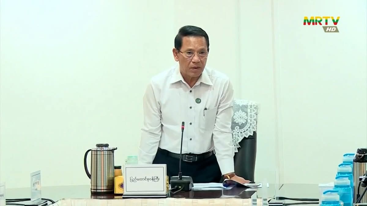 စစ်တပ်၏ အတုအယောင်ရွေးကောက်ပွဲအတွက်  မဲပေးရေး လှုပ်ရှားမှုများတွင် အတင်းအကျပ် ဖိအားပေး ဆင့်ခေါ်၍ ပါဝင်ရသော အဆိုတော်နှင့် အနုပညာရှင်များကို   ဆန္ဒအလျောက် တက်ကြွစွာ ပါဝင်သူများဟု  မောင်မောင်အုန်းက  သုံးနှုန်းပြီး ဂုဏ်ယူသည်ဟု ပြောပြန်