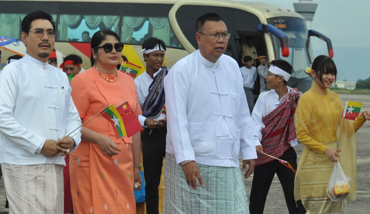 အနုပညာရှင်တချို့ကို ပဲတင်ပို့ခွင့်လိုင်စင်ပါမစ်များ ချထားပေးပြီး စစ်တပ်က သူကောင်းပြု