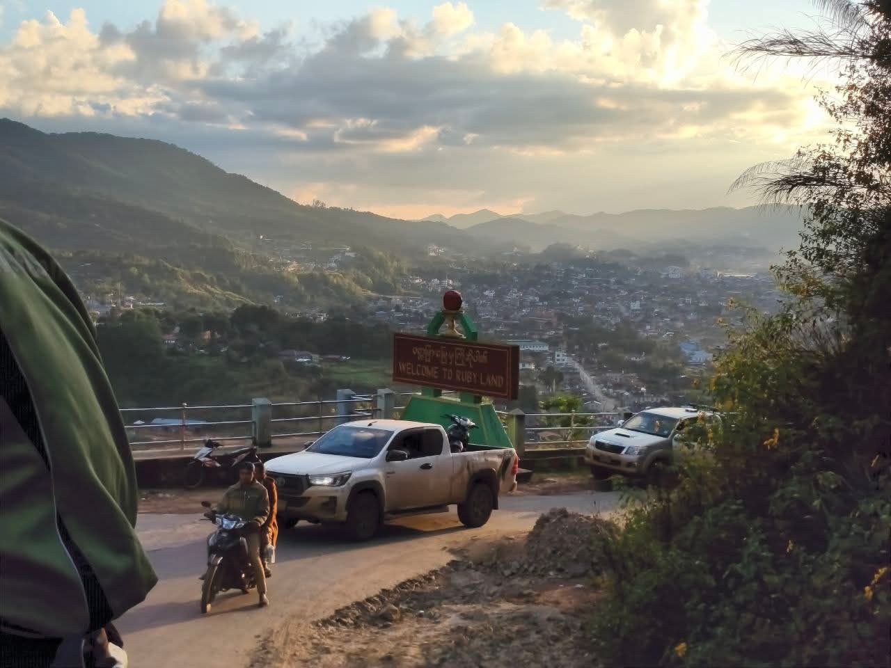 စစ်ကော်မရှင်ပြန်ဝင်လာမှာကြောင့် မိုးကုတ်မြို့သားအားလုံးနီးပါးမြို့ကိုစွန့်ခွာနေ