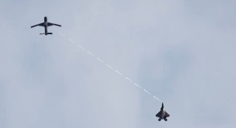 အမေရိကန် F-22 တိုက်လေယာဉ်က ကိုယ်တိုင်ပျံသန်းရင်း ဒရုန်းတစ်စီးကိုပါ တပြိုင်တည်း ထိန်းချုပ်နိုင်ခဲ့