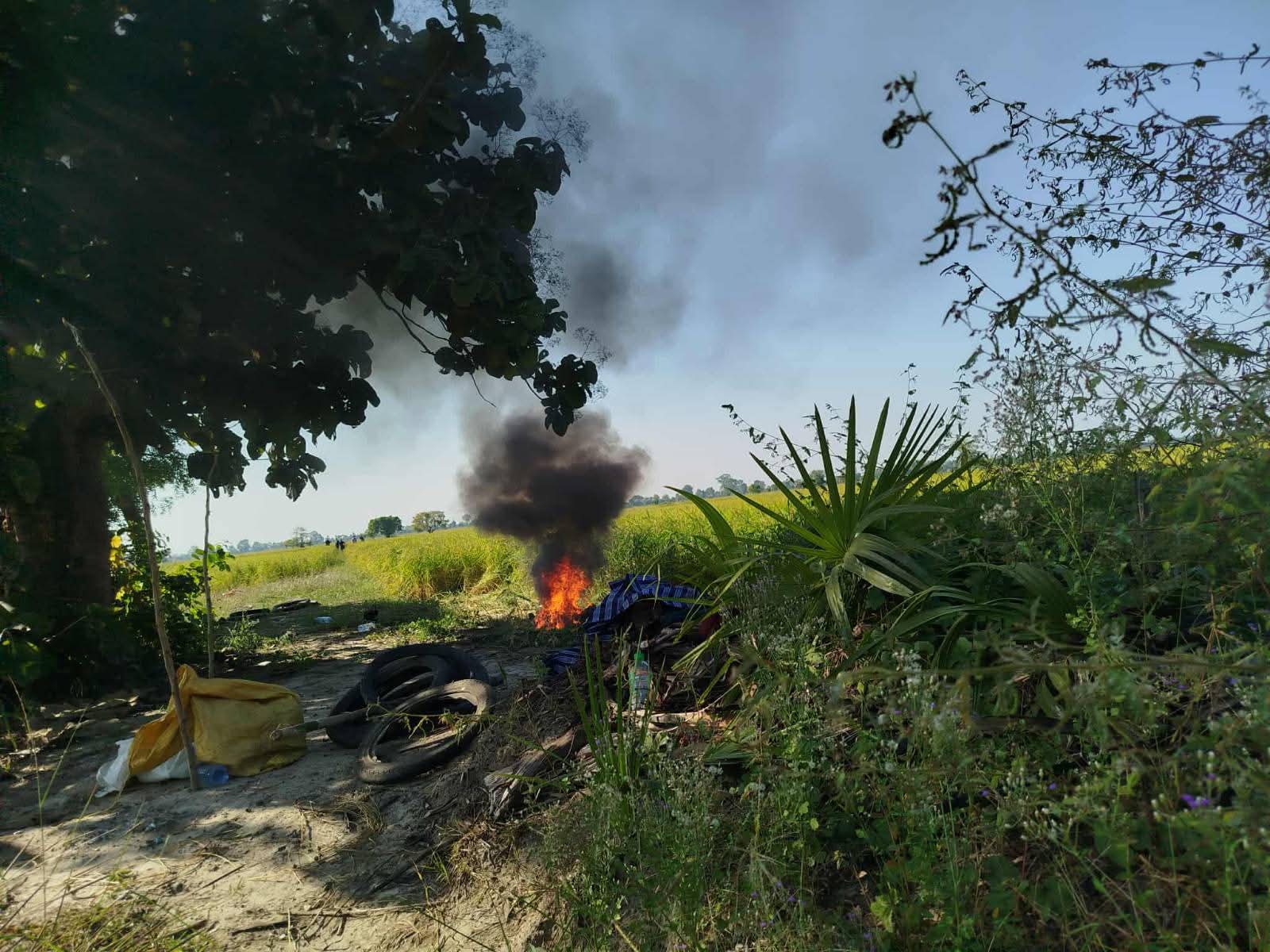 ခင်ဦးတိုက်ပွဲတွင် သေဆုံးသွားသော စစ်သားအလောင်းများ စစ်တပ်က လာမကောက်ဘဲ စွန့်ပစ်ထားသဖြင့် တော်လှန်ရေးအင်အားစုများက နယ်မြေရှင်းလင်း မီးသဂြိုလ်ပေးရ