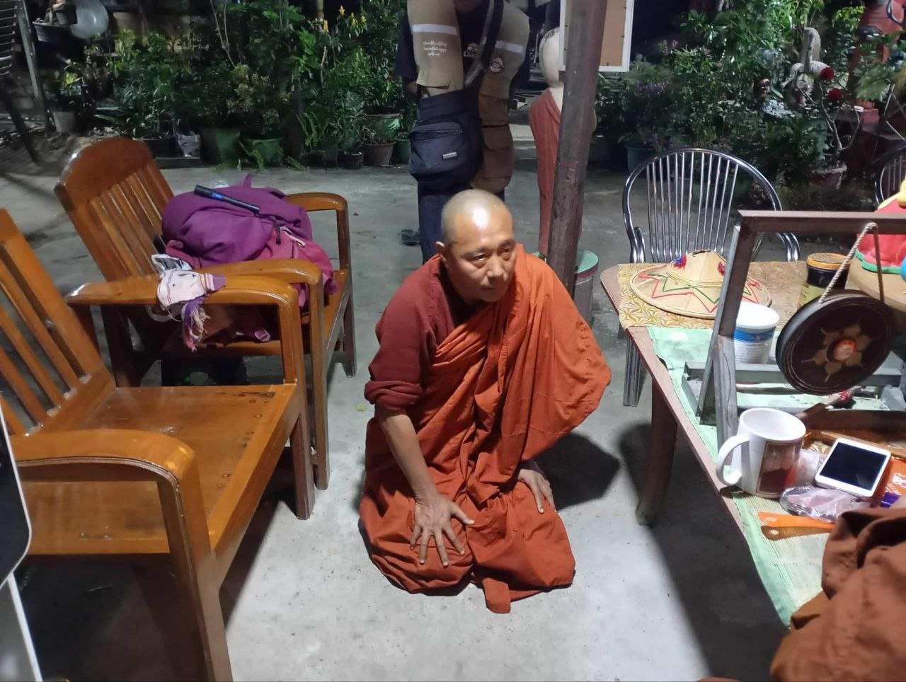 အုတ်တွင်းမှာ ညအချိန်မတော် လျှောက်သွား‌နေတဲ့ သံဃာအတုအယောင်တစ်ပါးကို လူဝတ်လဲ ရဲလက်အပ်