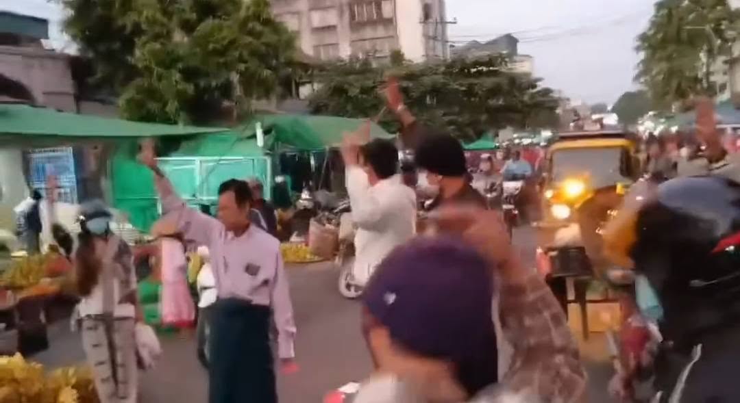 မန္တလေး ဈေးချိုအနီး၌ ဒေါက်တာတေဇာဆန်း ဦးဆောင်ပြီး ရွေးကောက်ပွဲ ကန့်ကွက်ဆန္ဒပြ