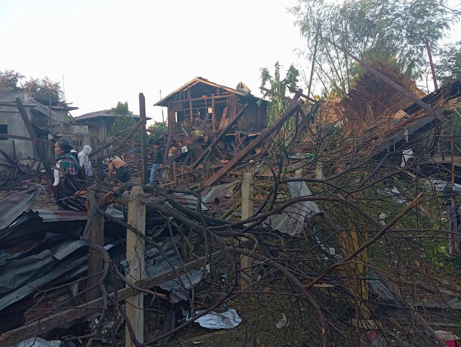 ဒီပဲယင်းနယ် လက်ဖက်ရည်ဆိုင်ကို စစ်အုပ်စု လေကြောင်းဗုံးကြဲမှုကြောင့် အသက် ငါးနှစ်အောက်ကလေးငယ် နှစ်ဦးအပါအဝင် သေဆုံးသူ ၁၈ ဦးရှိလာ