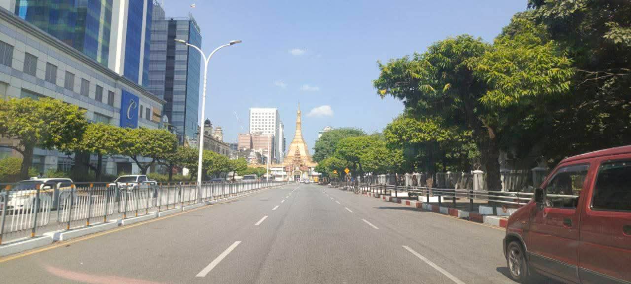 ရန်ကုန်မြို့မှ ပြည်သူများက  အသံတိတ် သပိတ်တွင် ပါဝင်နေပြီး လမ်းဆုံလမ်းခွနှင့်နေရာတိုင်း စစ်တပ်၊ရဲနှင့်ပျူစောထီးများကို  နေရာတိုင်းတွင် ချထား