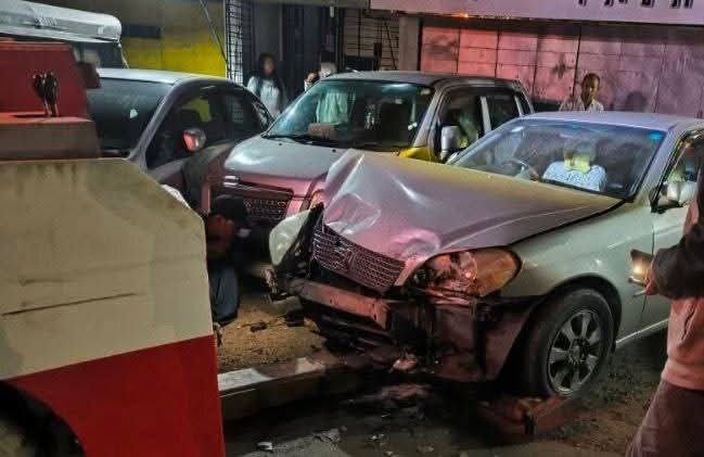 ချော်တွင်းကုန်းမီးပွိုင့်အနီးတွင် ရပ်ထားသည့်ကား(၃) စီးကို ဝင်တိုက်