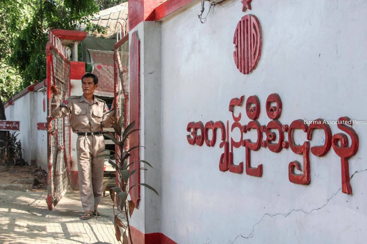 အသံတိတ်သပိတ်တွင် အင်းစိန်ထောင် ထောင်ပိုင်အမိန့်ဖြင့် ထောင်ဝန်ထမ်များနှင့် မိသားစုဝင်များ ပါဝင်ပူးပေါင်းခဲ့ကြ