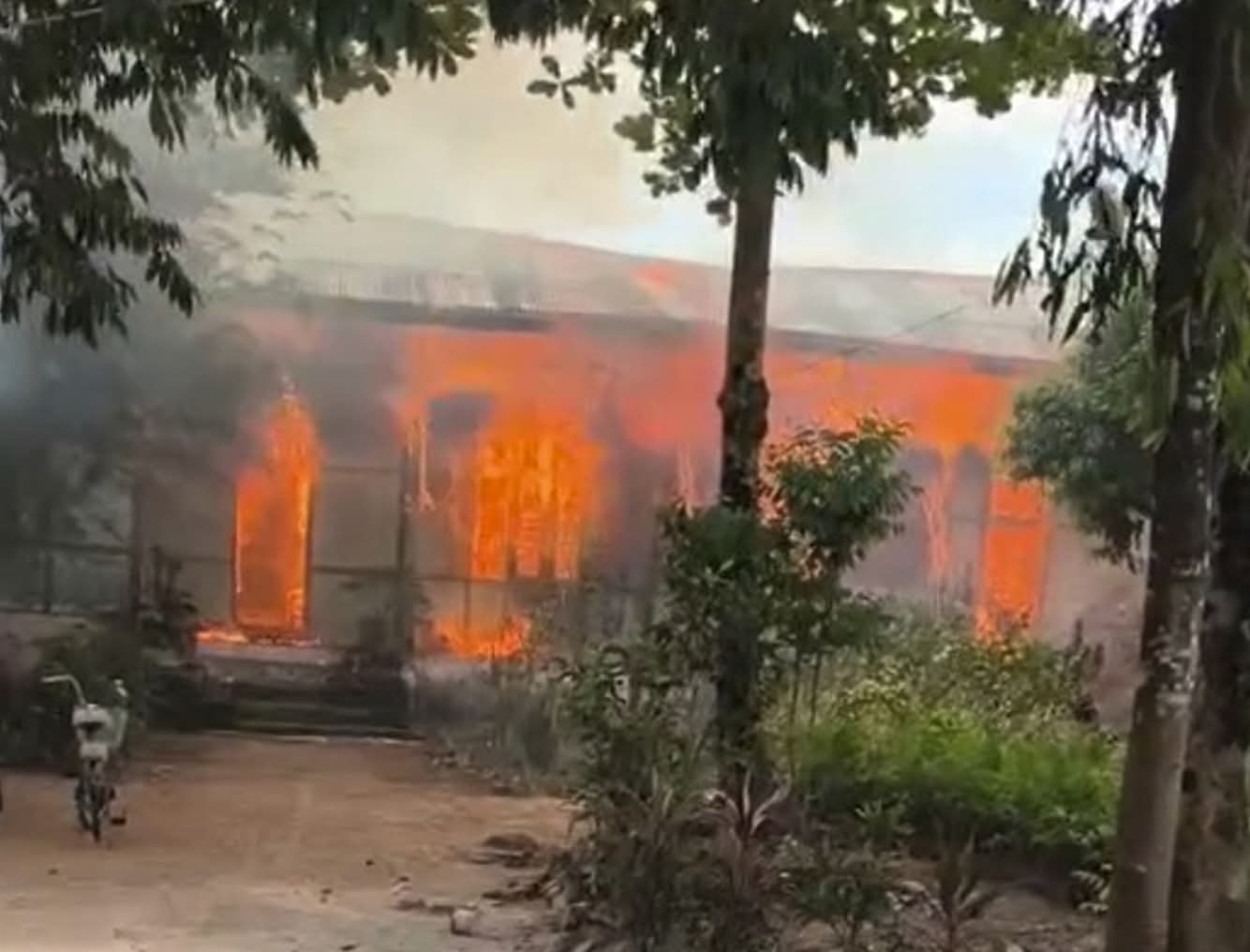 မဲပေးစက်များ အပါအဝင် ဌာနဆိုင်ရာရုံး အားလုံးကို မီးရှို့ရှင်းလင်း