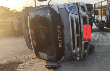 လှိုင်သာယာတွင် စက်ရုံဝန်ထမ်းများ ကြို/ပို့ ဖယ်ရီကား တိမ်းမှောက်၍ အမျိုးသမီး ၁၅ ဦးခန့် ဒဏ်ရာရ