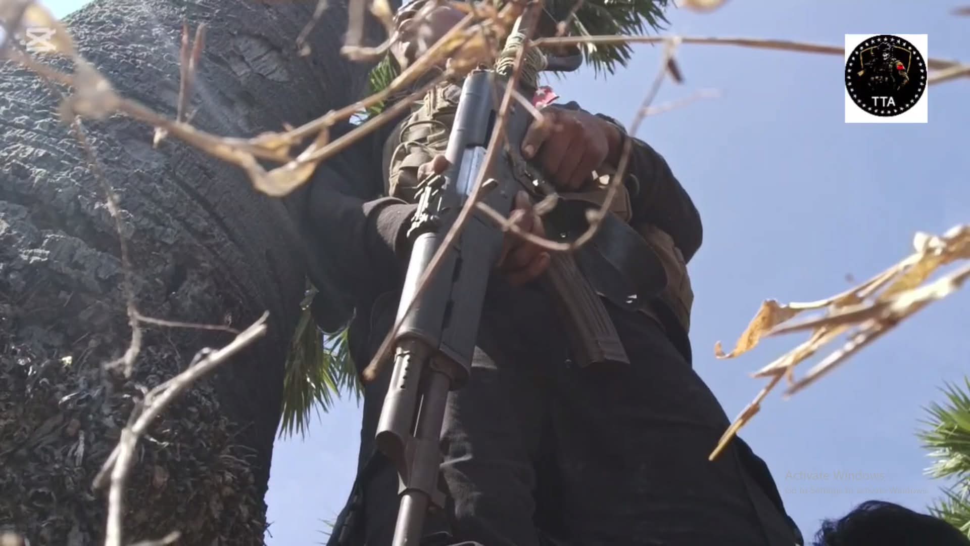 တိုက်ပွဲအတွင်း လက်နက်ချရန် လုပ်ဆောင်နေသည့် စစ်သားများကိုလည်း အချင်းချင်း ပစ်သတ်