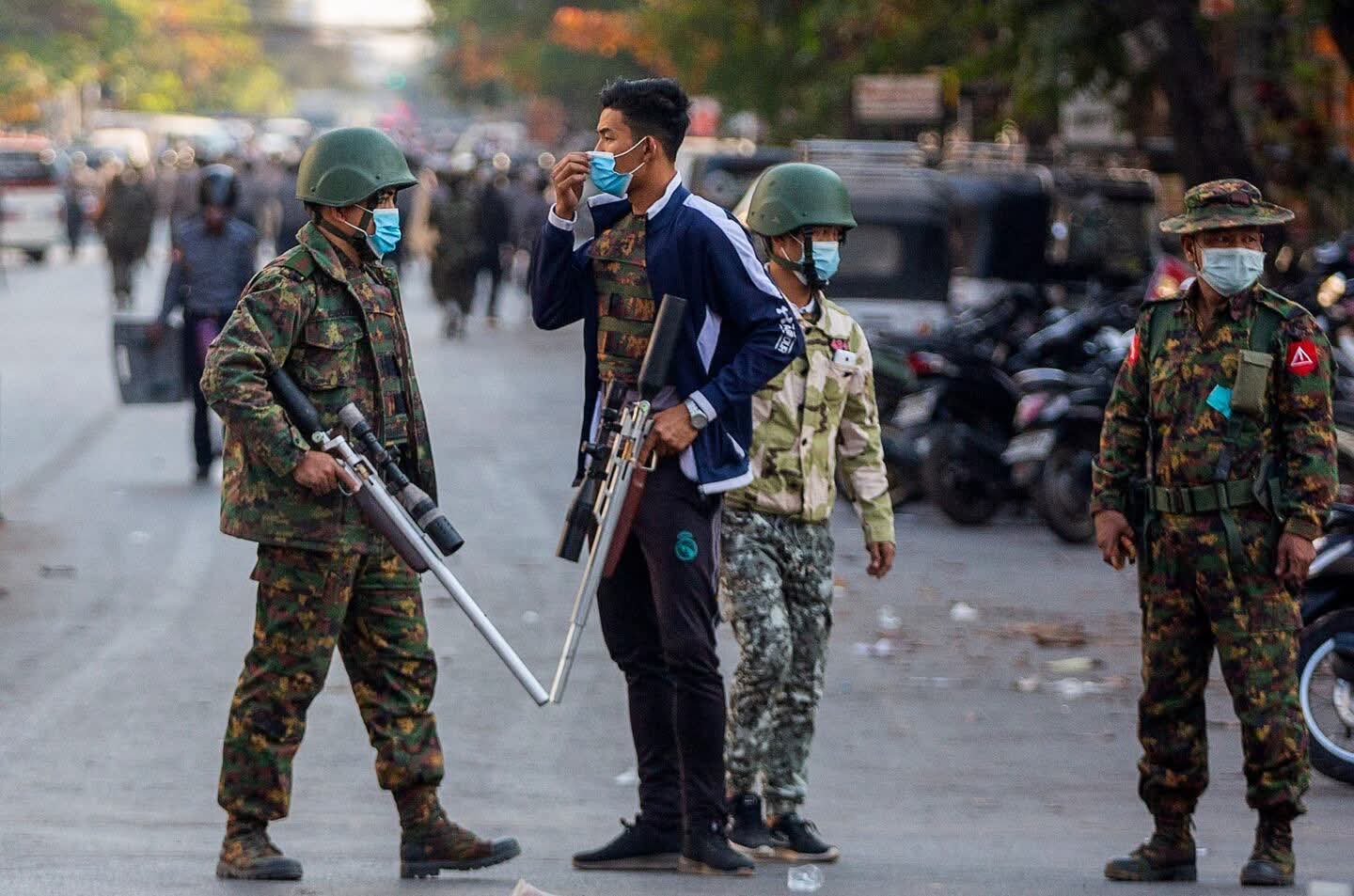 မန္တလေးမြို့ထဲမှာ စစ်တပ်က ကား ၃စီးနဲ့ ပေါ်တာဆွဲနေလို့ ဈေးဆိုင်တွေ စောပိတ်နေရ