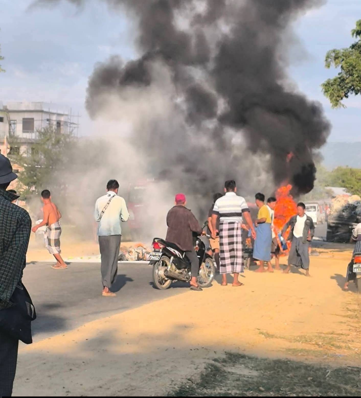 ရမည်းသင်းမှာ ဆီပုံးတွေတင်လာတဲ့ကား ဆိုင်ကယ်ဝင်တိုက်
