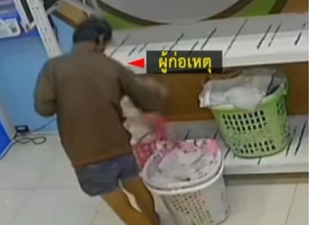 ကြူကြူမွှေးပီး၊ သူ့လော်ကို ကိုင်ထောင်းနေတဲ့ အမျိုးသား