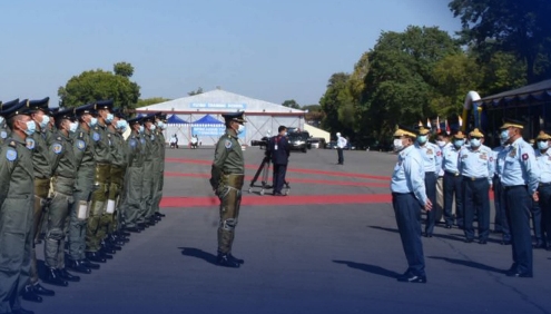 ပြည်သူများကို ဗုံးကြဲနေသည့် လေတပ်ကို စစ်ခေါင်းဆောင် ချီးကျူးနေ