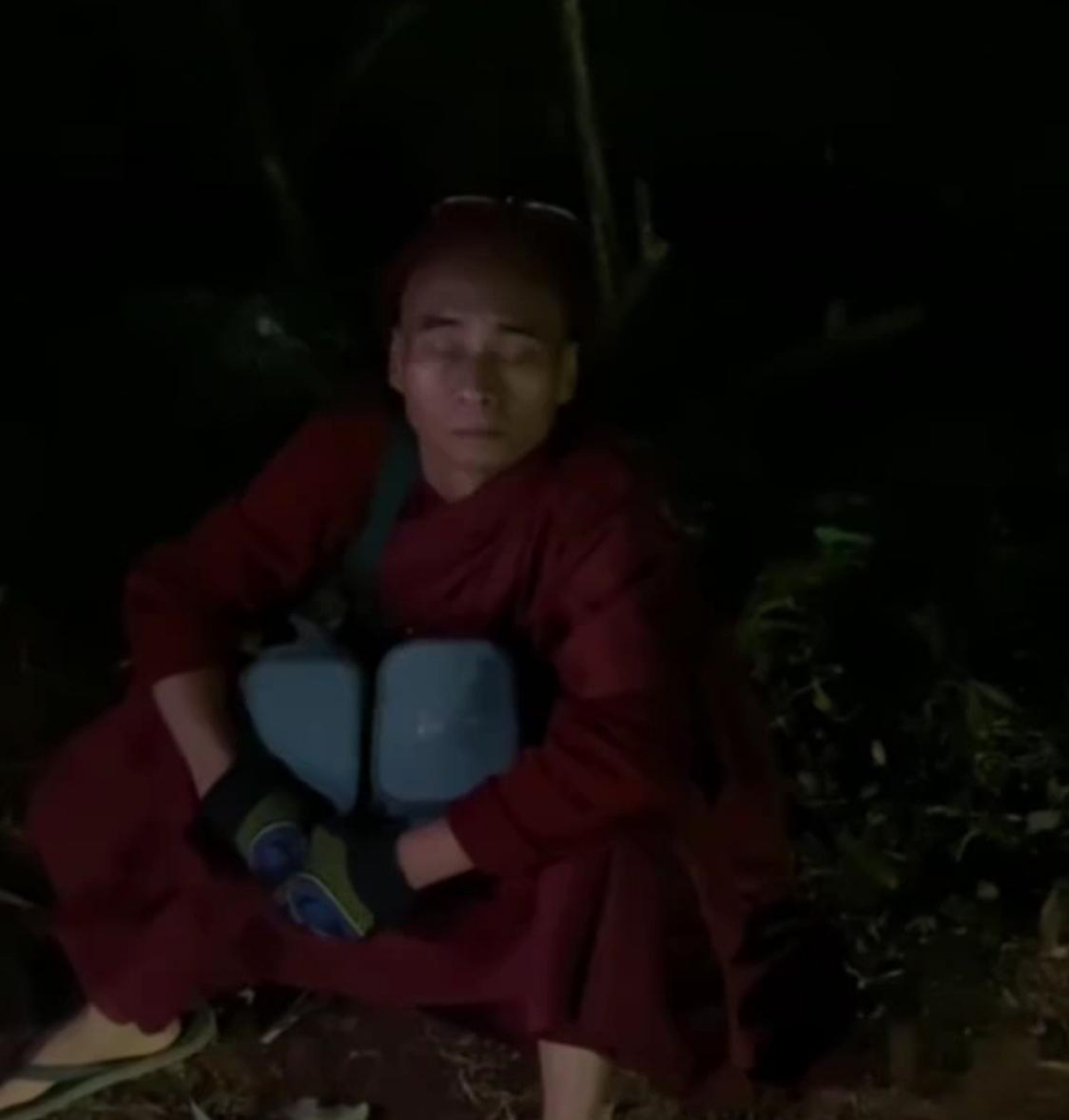 ပျော်ဘွယ်ကနေ တောင်ကြီးကို တက်လာတဲ့  ဘုန်းကြီးတပါးက ဓါးရှည်တချောင်းကို ကိုင်ဆောင်ကာ