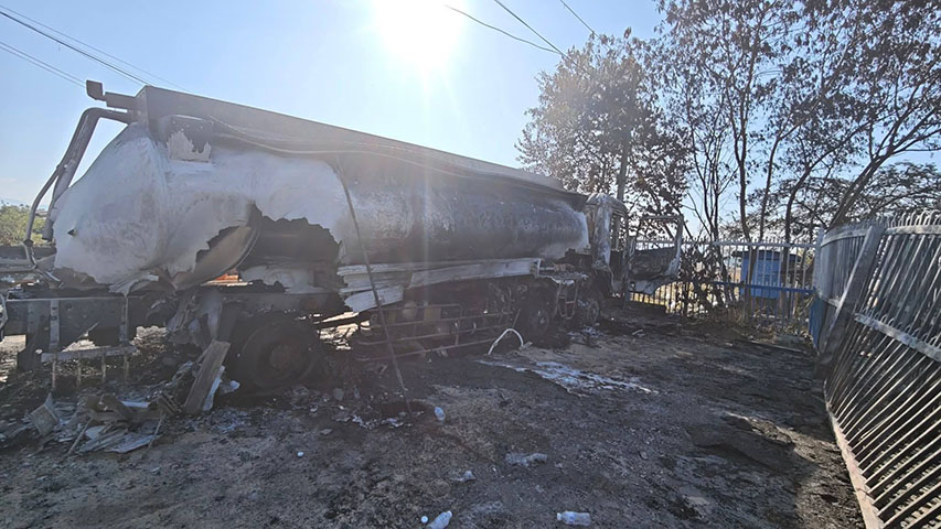 သိန္နီ ပန့်ဆီဆိုင်၌ ဆီဖြည့်နေစဉ် မီးလောင်ပြီး ကား ၄ စီး ပျက်စီး