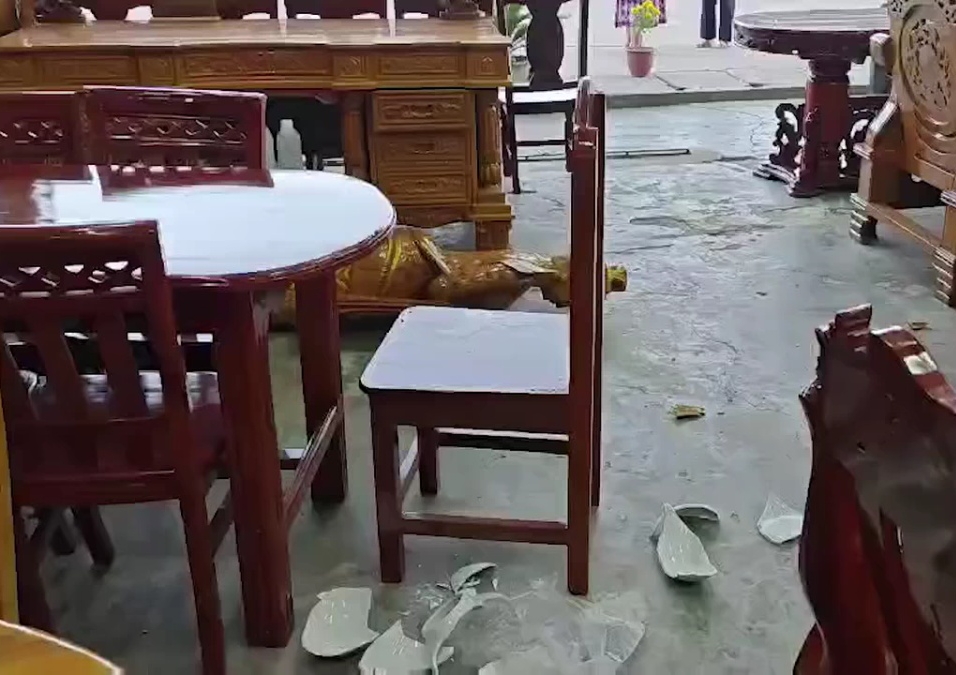 ရန်ကုန်မြို့က ပင်လုံလမ်းပေါ်မှာဖွင့်ထားတဲ့ ပရိဘောဂဆိုင်ကို လူအုပ်စုတစုက ဝင်ရောက် ဖျက်စီးသွား