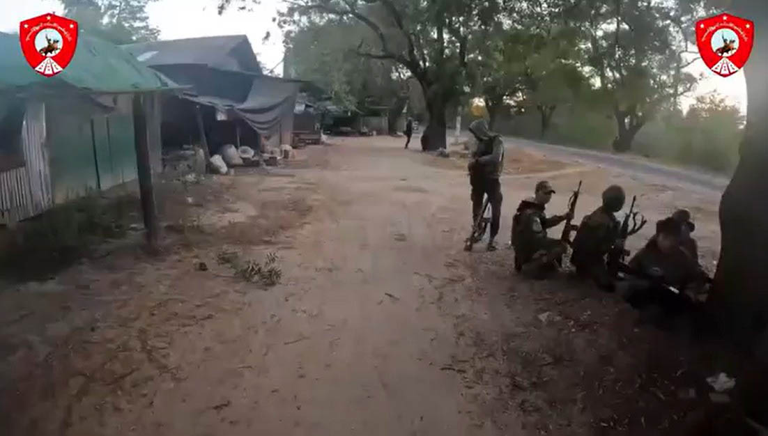 ဘုတလင်တွင် စစ်တပ်စခန်း ၄ ခု တိုက်ခိုက်ခံရပြီး စစ်သား ၁၅ ဦးထက်မနည်းသေဆုံး