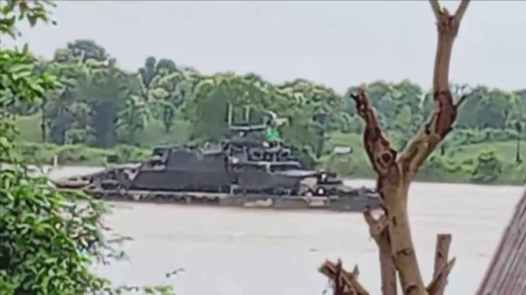 ချင်းတွင်းမြစ်ကြောင်းအတိုင်းဆန်တက်လာသည့် စစ်အုပ်စုရေယာဉ်တစ်စီးတိုက်ခိုက်ခံရ