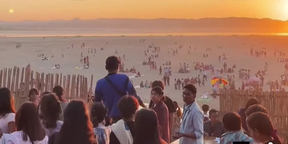 မကွေးသောင်ပြင်မှာ ဝင်ကြေးကောက်နေ