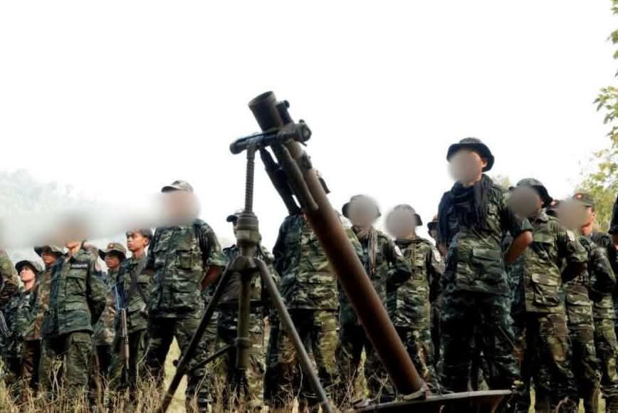 မိုးကုတ်မြို့ အရှေ့ပိုင်းဆေးရုံအနီး တပ်စွဲထားသော စစ်သားများ လက်နက်ကြီးဖြင့် ပစ်ခတ်