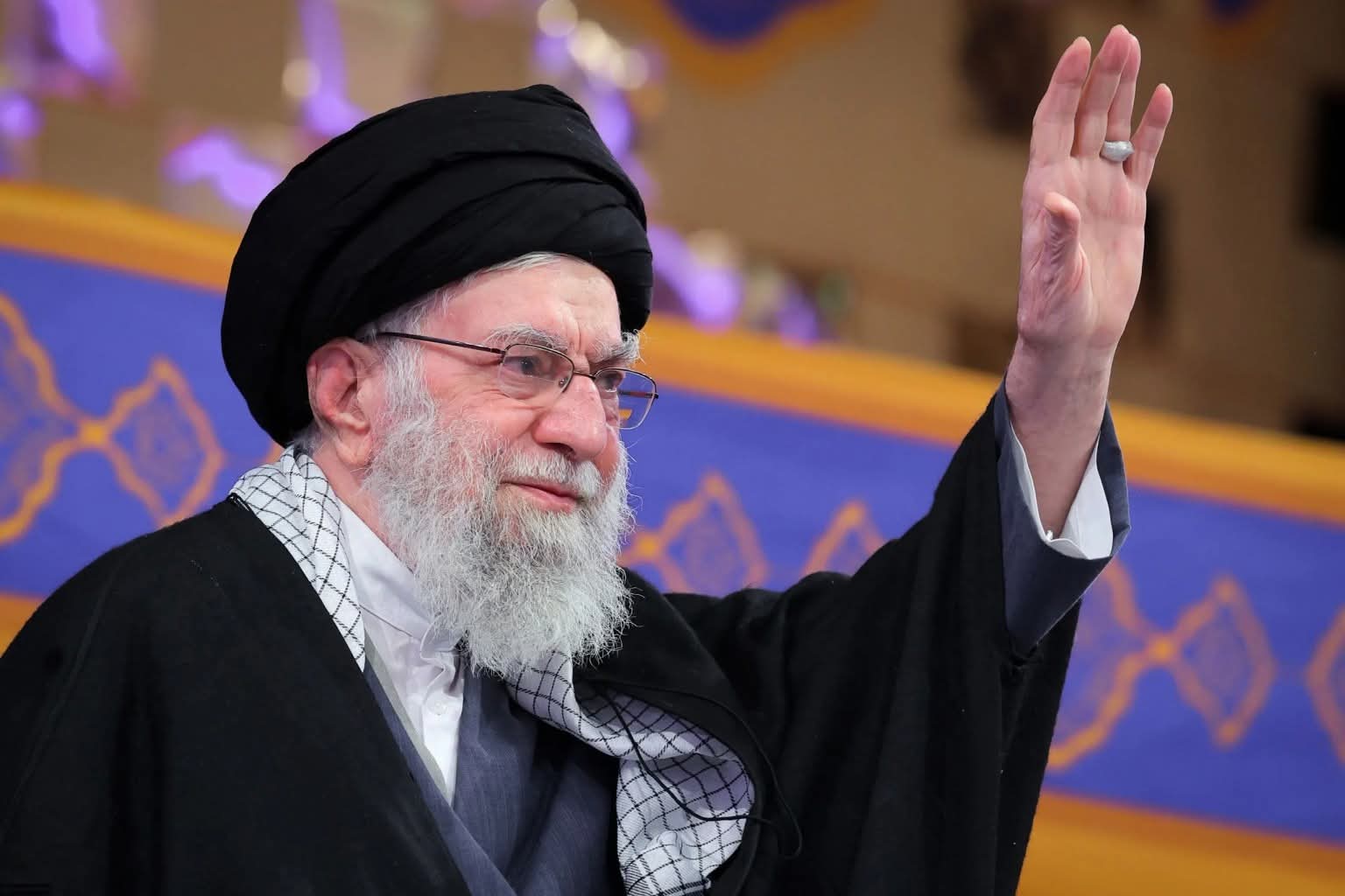 ခါမီနီ မော်စကိုသို့ ပြေးရန်ပြင်