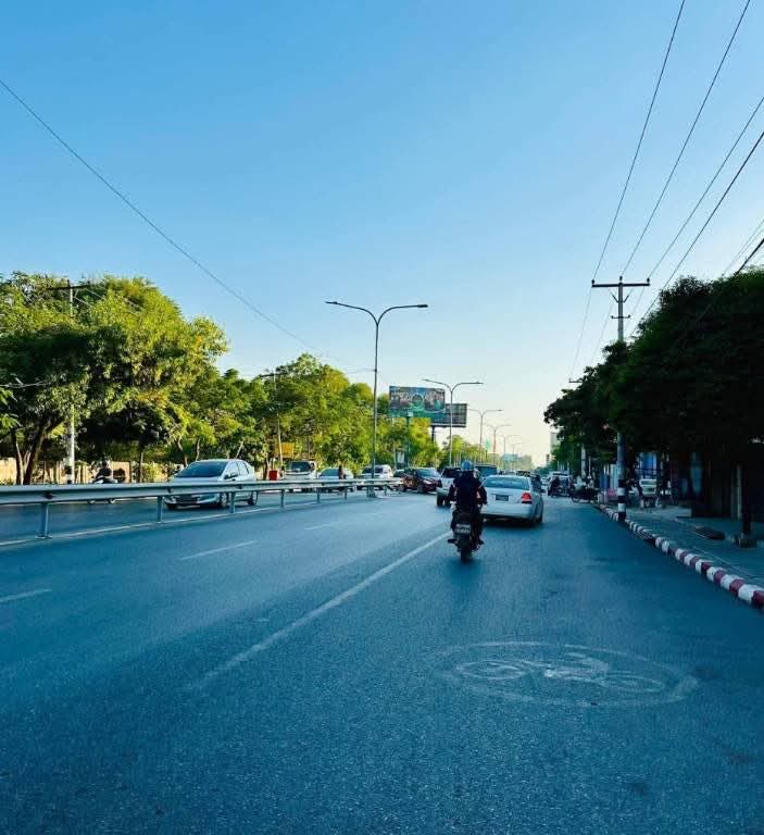 မန္တလေး သိပ္ပံလမ်းမှာ လူတစ်စုက ဆိုင်ကယ် စစ်မယ်ဆိုပြီး ကျပ်သိန်း ၁၂၀ ကျော် လုယူ