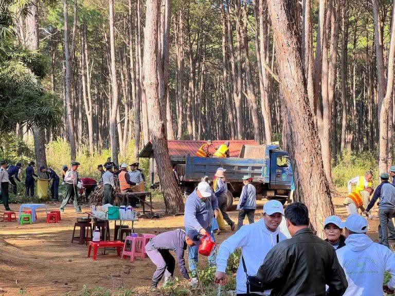 ပြင်ဦးလွင်လမ်းဘေးဆိုင်တွေမှာ စည်ပင်ဝန်ထမ်းတွေက အလကားဝင်စား