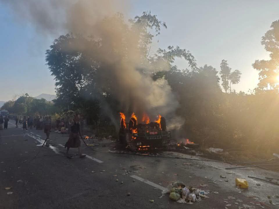 ခရီးသည်တင်ကားတစ်စီး ရေးမြို့နယ်အဝင်တွင် တိမ်းမှောက်