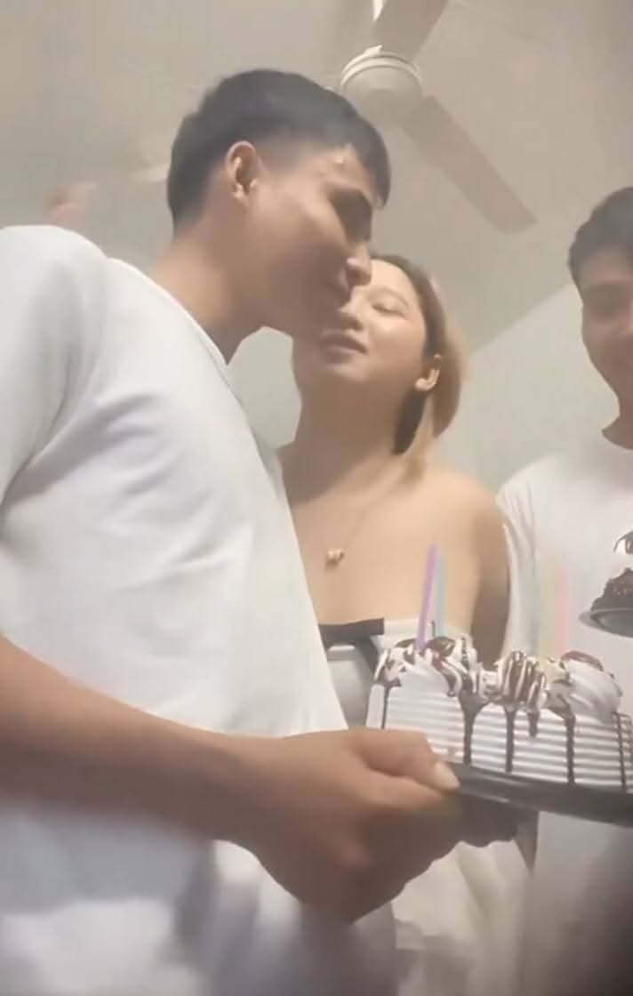 အမွှာ ညီအစ်ကို ၂ ယောက်ကို ယူထားတဲ့ မိန်းကလေး ..