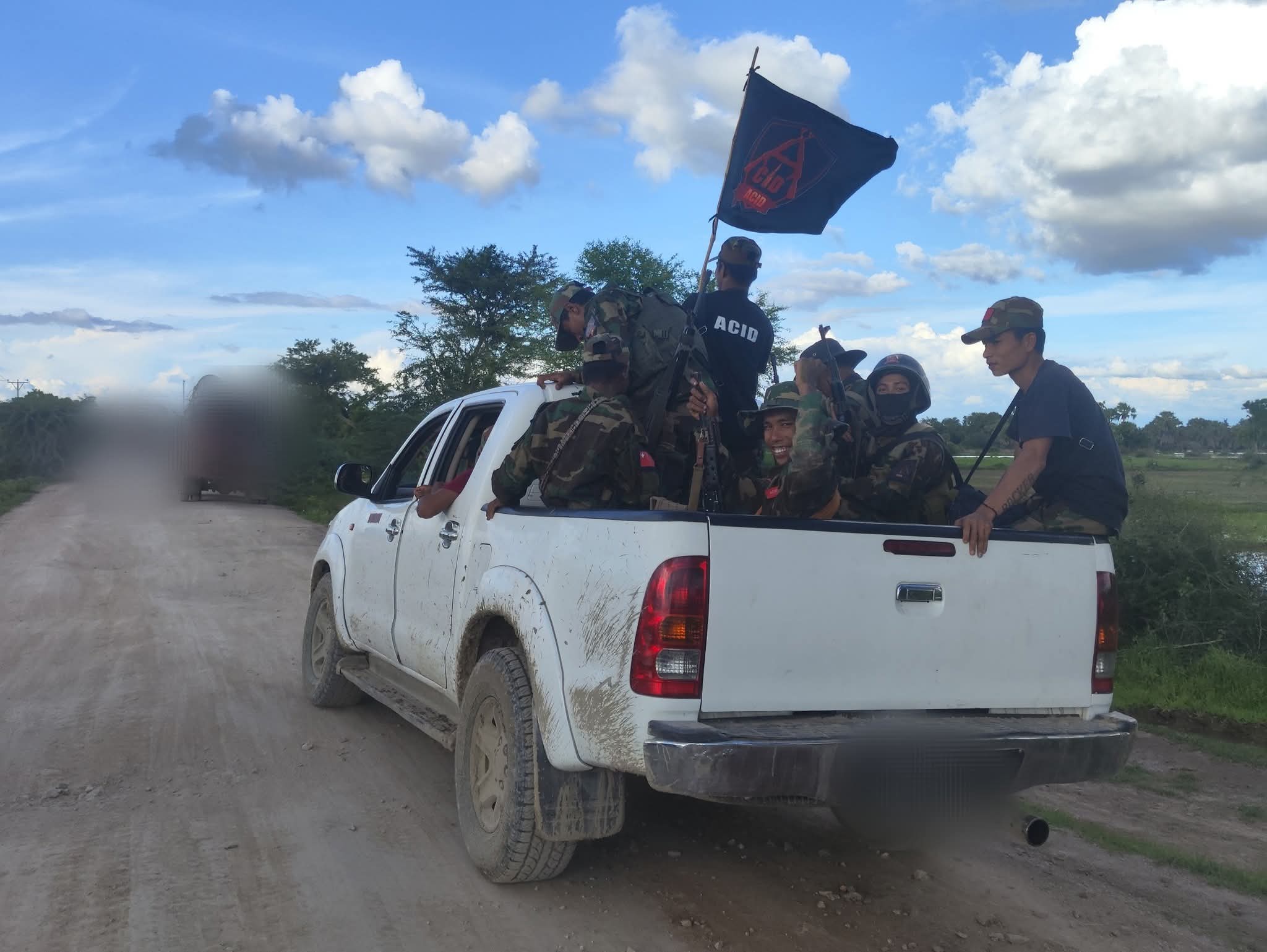 ဒဏ်ရာရ စစ်သားများကို တင်ဆောင်လာသည့် ကားနှင့် လမ်းကြိတ် စက် တိုက်မိပြီး စစ်သား ၃ ဦး ထပ်မံသေဆုံး