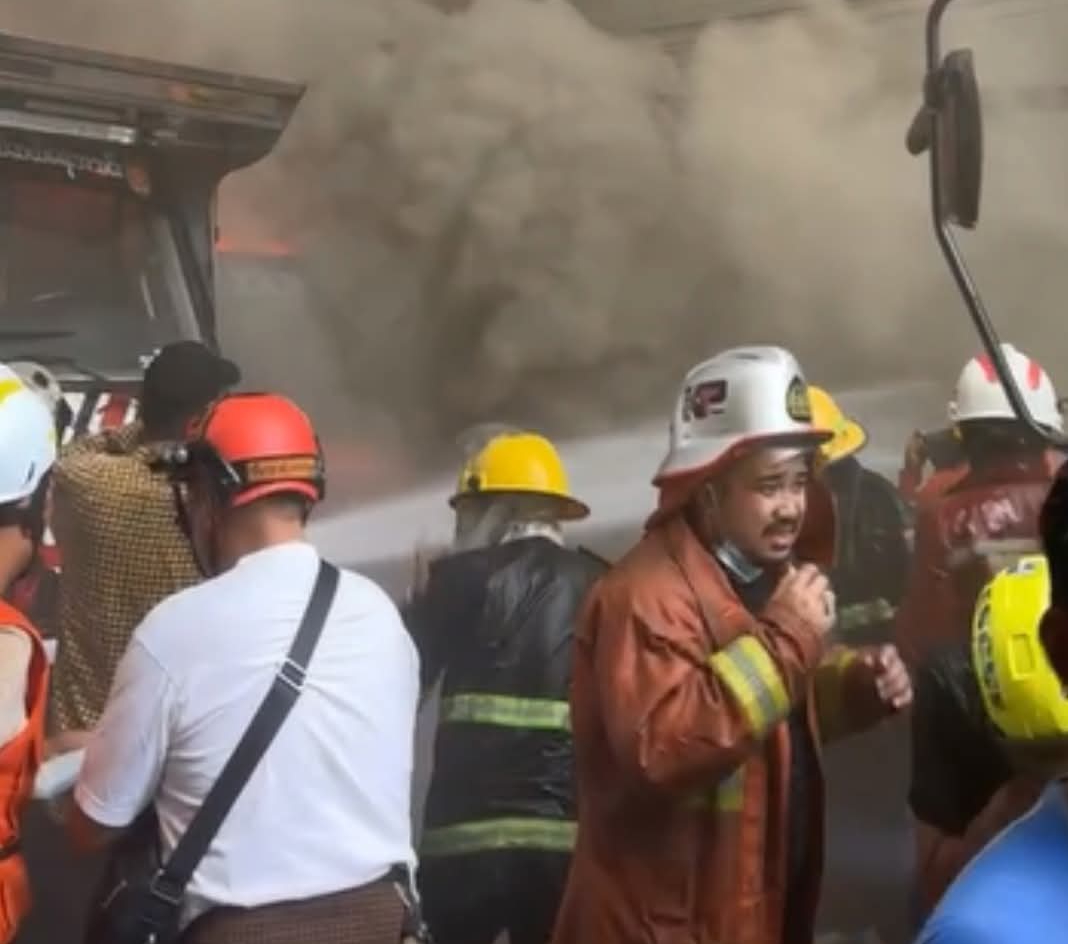 ရန်ကုန်၊ ယုဇနပလာဇာစျေးကြီးအနီး မီးလောင်