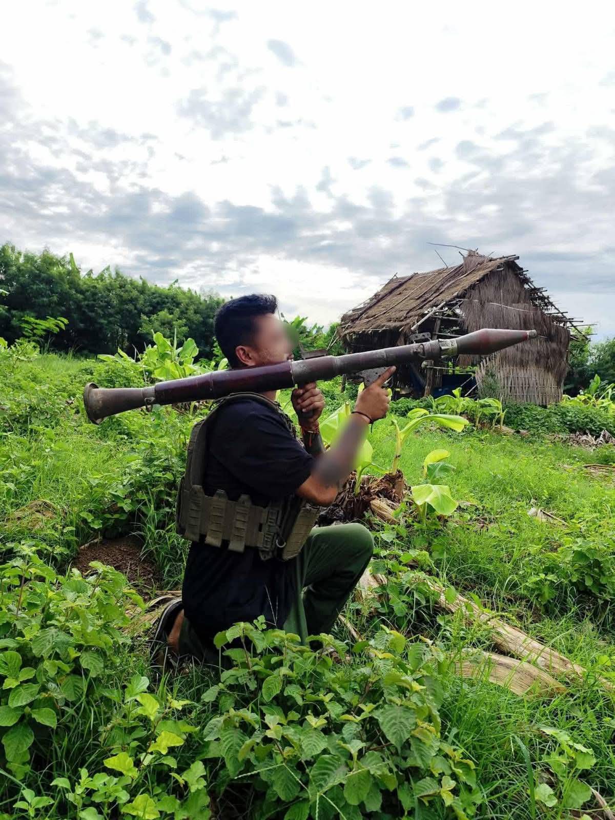 စစ်ကိုင်းနှင့် ကလေးတွင် စစ်တပ်ဂိတ်နှင့် စစ်ကူကားများ တိုက်ခိုက်ခံရ