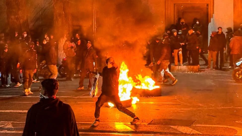 ဆေးရုံတွင် အလောင်းများ ထပ်နေပြီး ခေါင်မိုးများပေါ်မှ စနိုက်ပါများကို အီရန် ဗီဒီယိုအသစ်များတွင် မြင်တွေ့ရ